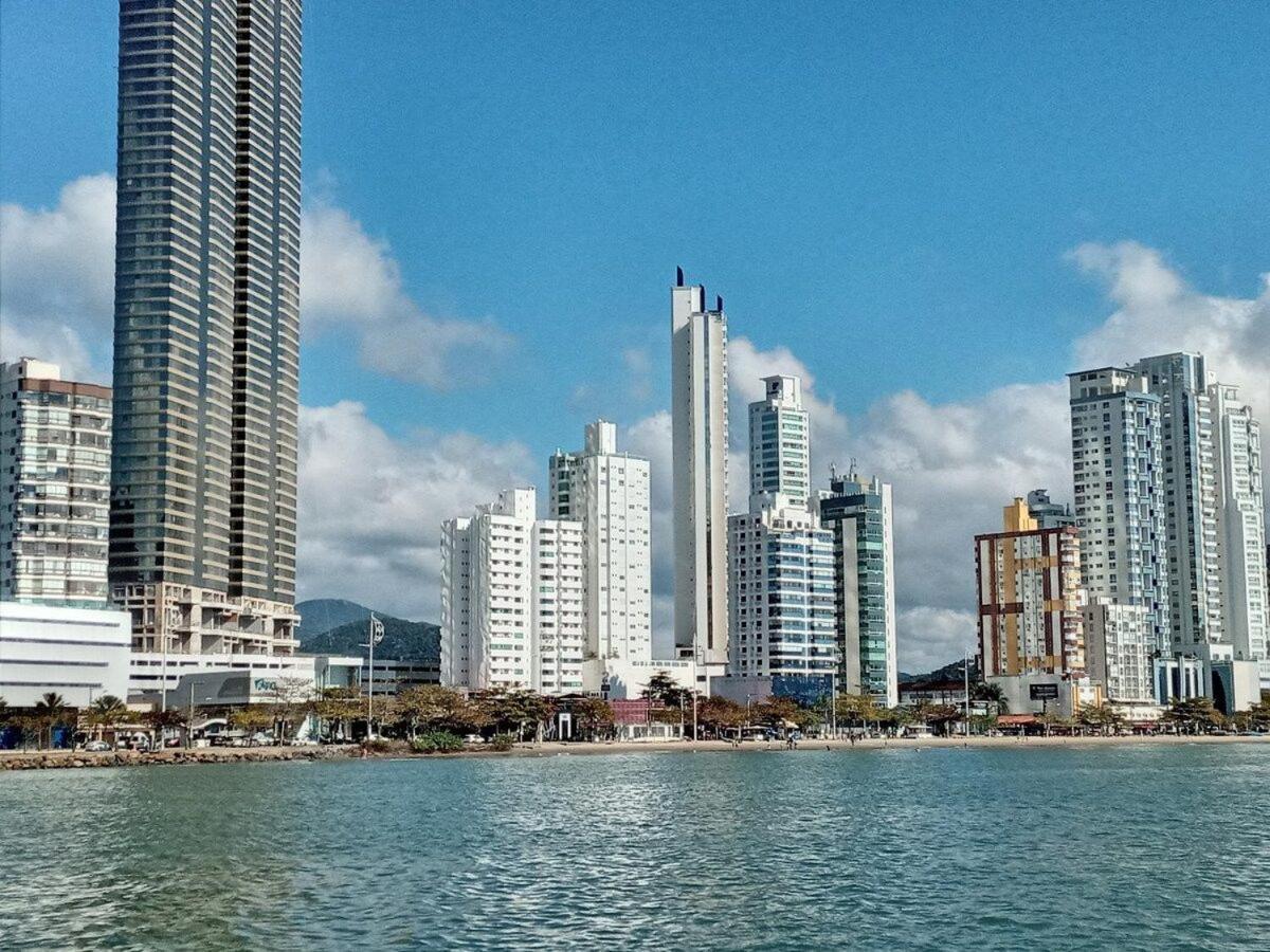 3 Suites Linda Vista Da Orla De Bc A 50M Da Praia - Somente Familiares บัลเนอาริโอ กังโบริว ภายนอก รูปภาพ